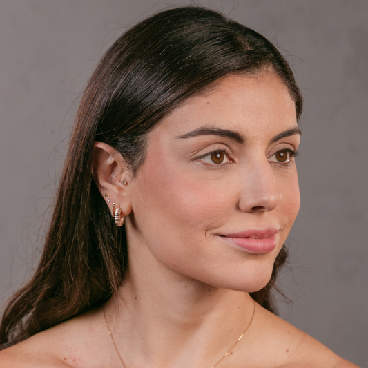 Produtos Nouf aplicados na pele com acabamento leve e uniforme, longa duração, ideal para o clima brasileiro.