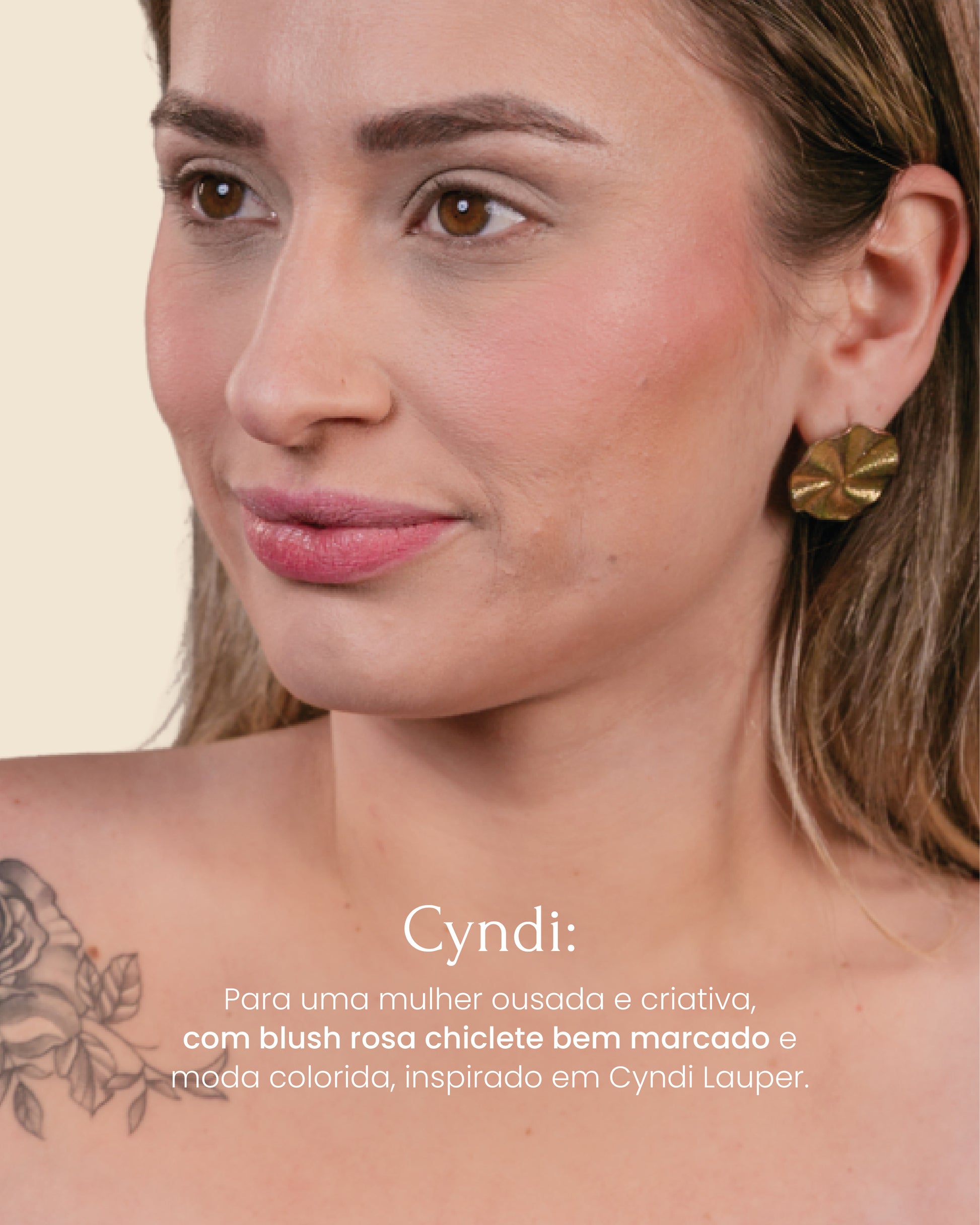 Mulher usando blush multifuncional nos lábios, olhos e bochechas, resistente à água e ao suor, vegano e sem parabenos.