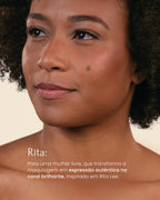 Mulher usando blush multifuncional nos lábios, olhos e bochechas, resistente à água e ao suor, vegano e sem parabenos. 